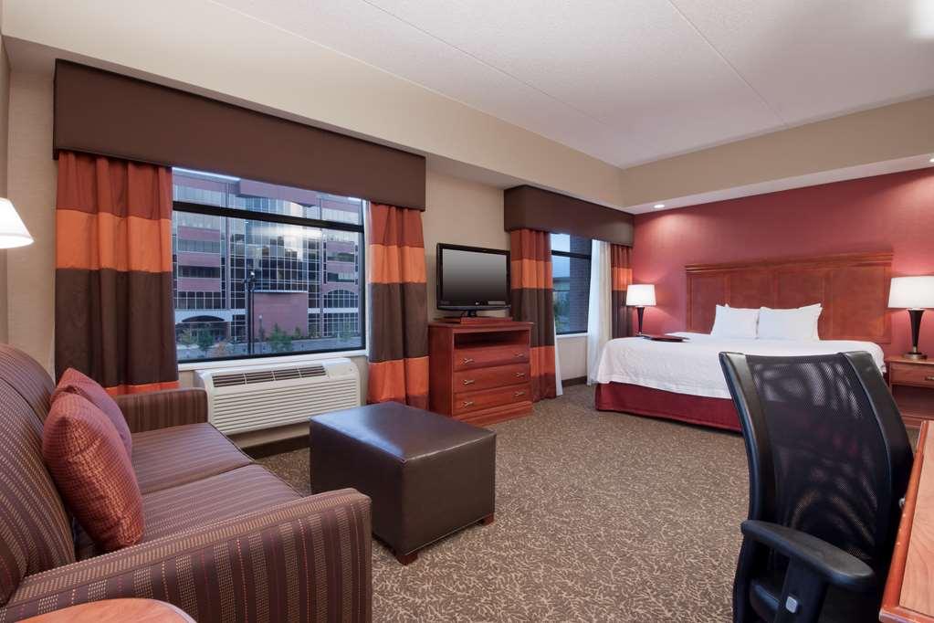 Hampton Inn & Suites Pittsburgh Downtown Стая снимка